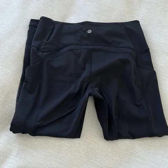 Lululemon Sole Training Crop with New York details Sz 8 🏃🏻‍♀️🧎🏻‍♀️ - Picture 6 of 11